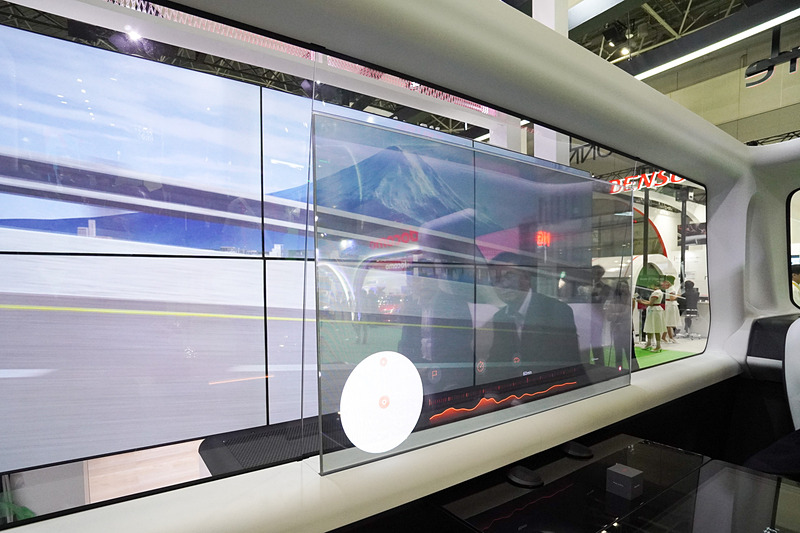 半透過ディスプレイには情報が表示される