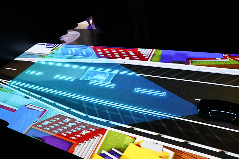 ミニカーとプロジェクション・マッピングで道路と町並みを再現