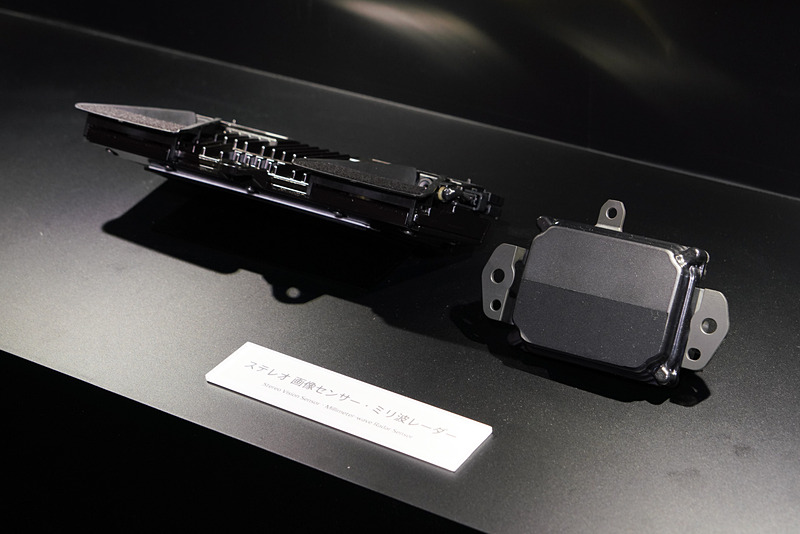 ステレオ画像センサー（左）とミリ波レーダー（右）