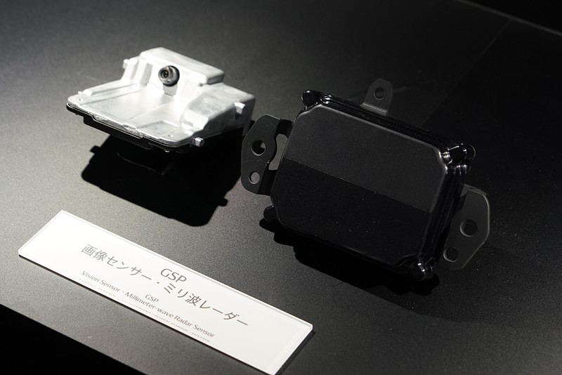 Global Safety Packageの画像センサー（左）とミリ波レーダー（右）。今回使われたのはこれ