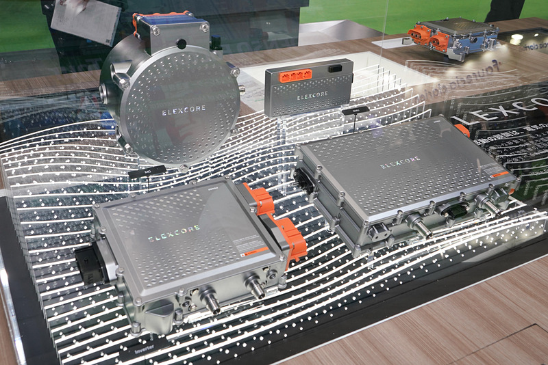 電動化技術ブランド「ELEXCORE」。手前はインバーターとIPSU、奥はモータージェネレーターとBMU