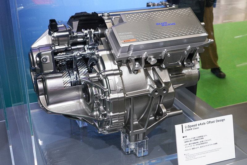 「BluE Nexus」製品の展示。ドグクラッチを使った2段変速eAxle（駆動モジュール）。高駆動力で商用車向け