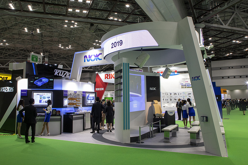 中身の濃い製品展示コーナー。ステージでは子供が参加できるクイズコーナーなども開催