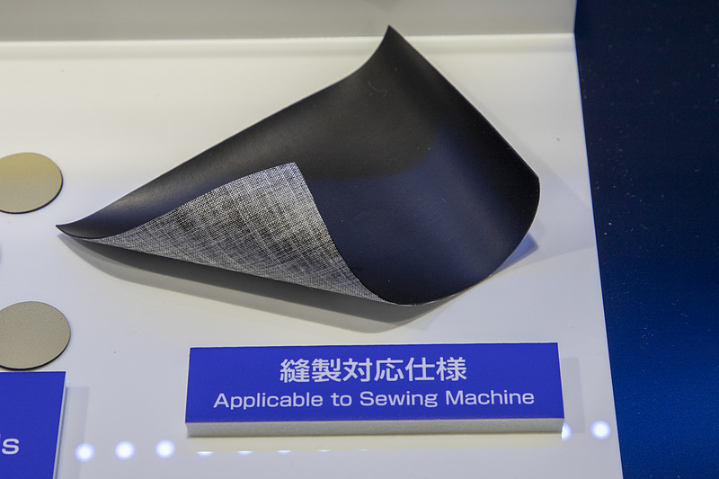 生体信号ゴム電極はシリコンゴムが使われているので、引っ張りなどで裂けやすいという面がある。そこで布とゴムを一緒に成型することを考案。これで裂けることもなくなったので、例えば衣類の内側に縫製対応仕様の生体信号ゴム電極を縫い付けると、ウエアラブルとして使う場合に適応範囲が広がるということ。なお、布とあわせても感度は変わらないようだ