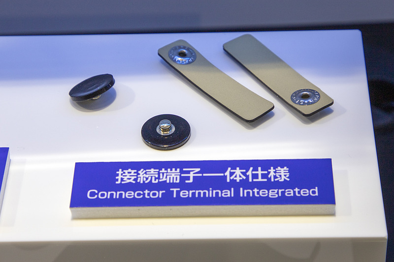 こちらは裁縫などで使う金属製のスナップが使われた生体信号ゴム電極。一見すると、スナップでどこかに固定するように思えるが、実はこれは計測器からの配線を繋ぐカプラーとして使う。配線のスナップの突起を噛めば配線完了というお手軽なもの。実際に研究で使用している現場から、生体信号ゴム電極と機器の配線を「どう繋ぐのか？」という質問からできたものだという