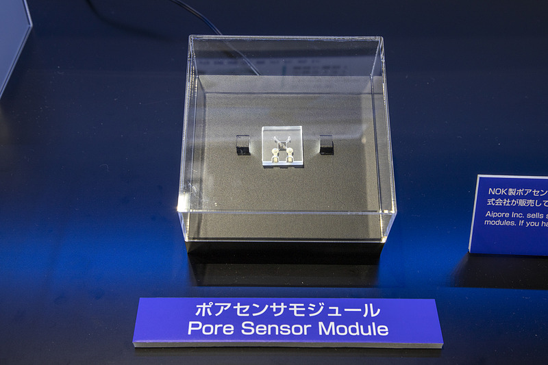 同時に展示される「ポアセンサモジュール」というもの。NOKとアイポア株式会社が協業して開発。空気に含まれる微細な細菌、ウィルスなどを検出できるセンシング装置