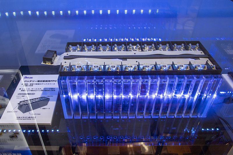 リチウムイオンバッテリーの異常を事前に検知して、ショートや爆発等の危険性を避けるためセルを1個単位でモニタリングしている