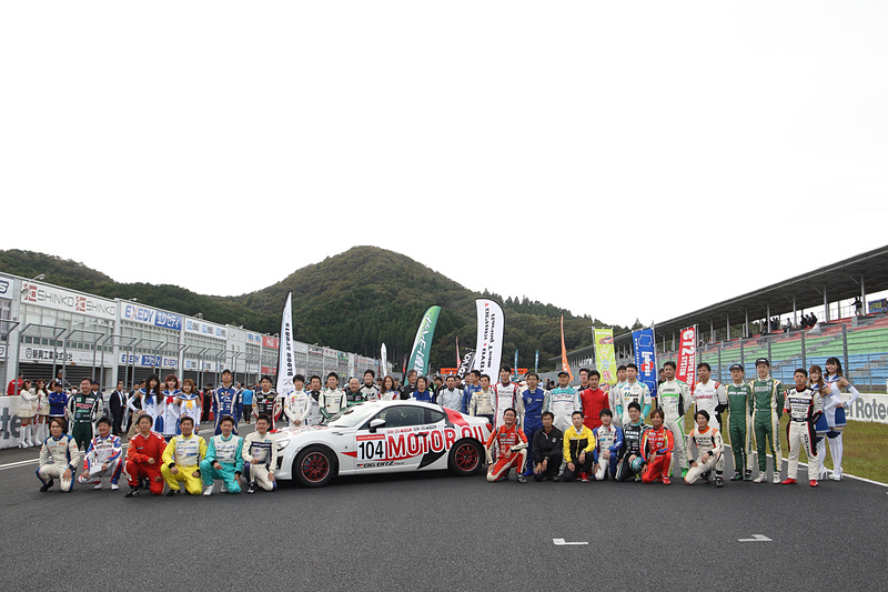 クラブマンシリーズエキスパートの参戦ドライバーと記念撮影。皆さま、1年間ありがとうございました！