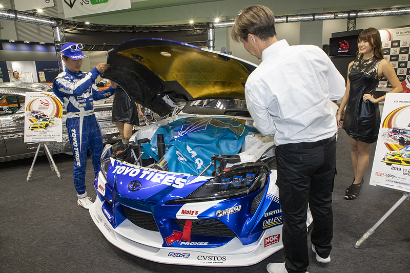 今回の参戦にあたり、トヨタ製の4.0リッターV8エンジン（3U-Z）を改造して搭載。発表会では「エンジンのアンベール」も行なわれた