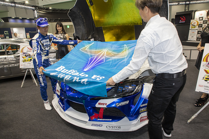 今回の参戦にあたり、トヨタ製の4.0リッターV8エンジン（3U-Z）を改造して搭載。発表会では「エンジンのアンベール」も行なわれた