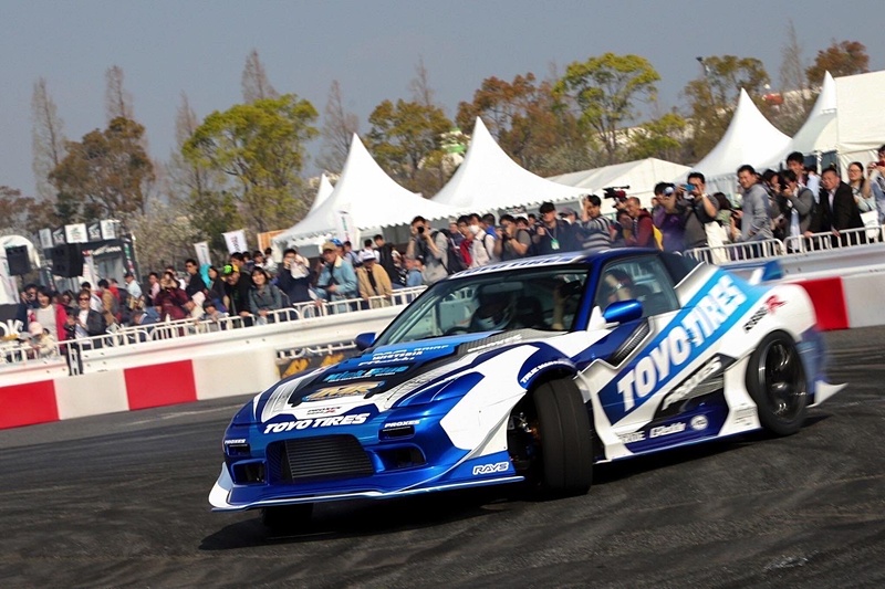 東京モーターショー 2019の有明エリアにある「DRIVE PARK」では「東京オートサロン スピンオフD1エクストリーム同乗体験」と称したデモ走行を10月26日、27日に開催。川畑選手はTOYO TIRESカラーの180SXで走行する