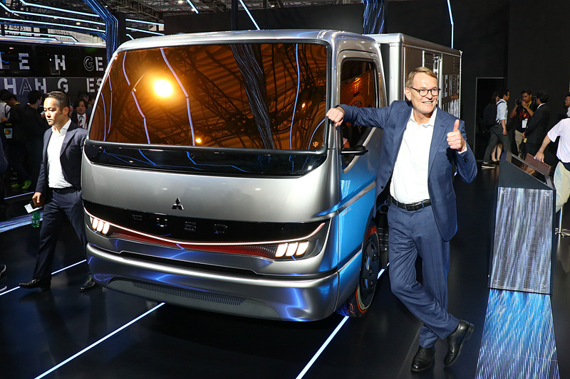 プレスカンファレンスにおいて「Vision F-CELL」を発表した三菱ふそうトラック・バス株式会社 代表取締役社長のハートムット・シック氏