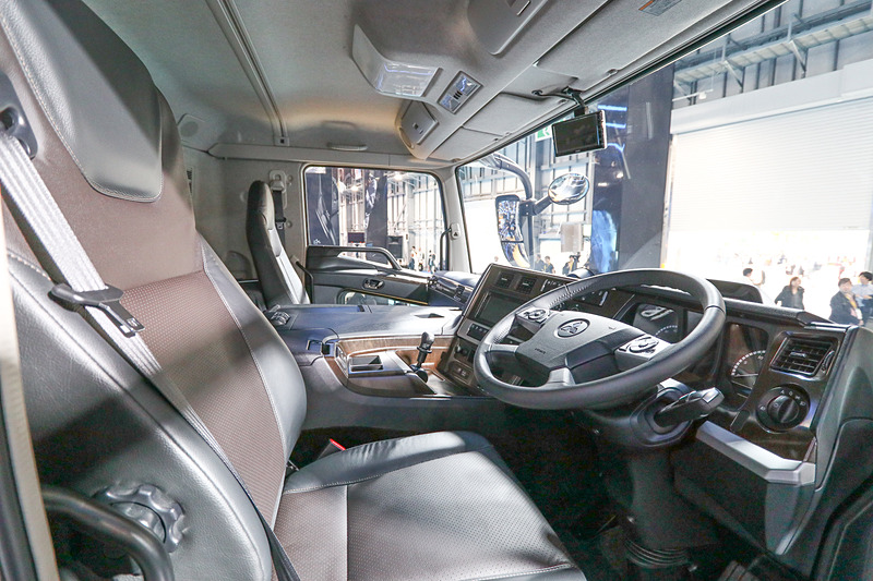 スーパーグレートは運転席に座ることができる