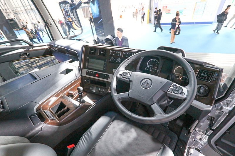 スーパーグレートは運転席に座ることができる