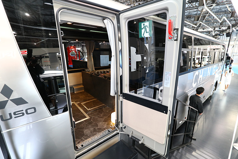 後部の非常口から入るとスロットレーシングのコースがある