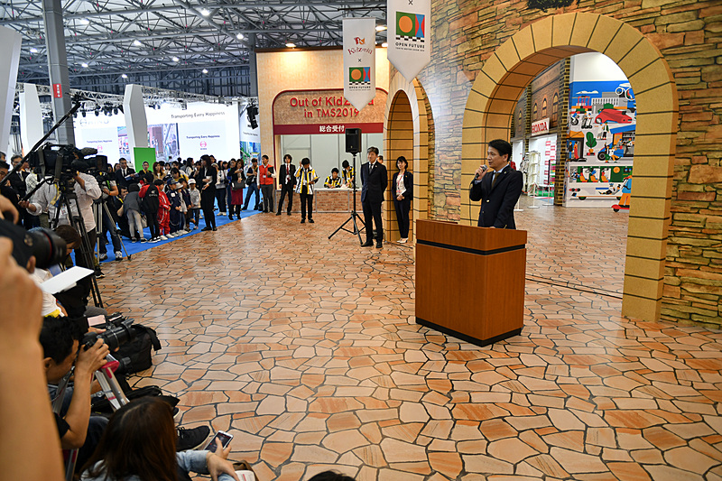 プレスツアーの開会式で主催者あいさつなどを実施