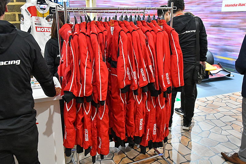 ズラリと並んだ小さいサイズのレーシングスーツ