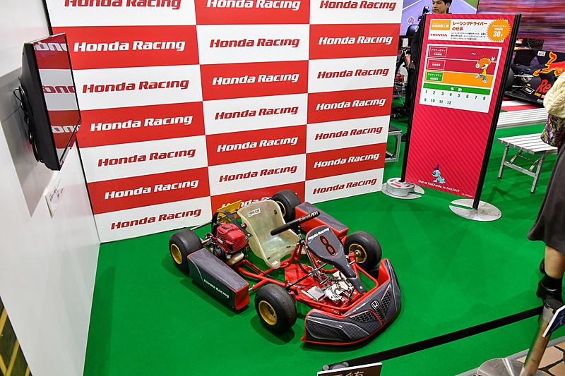 ブースにはカートマシンも展示されていた