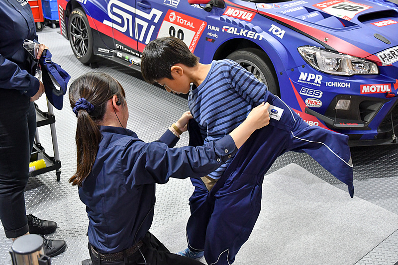 まずは整備用のメカニックスーツを着る