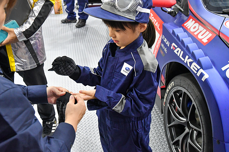 整備をするため、ゴーグルや手袋もきちんと着用する