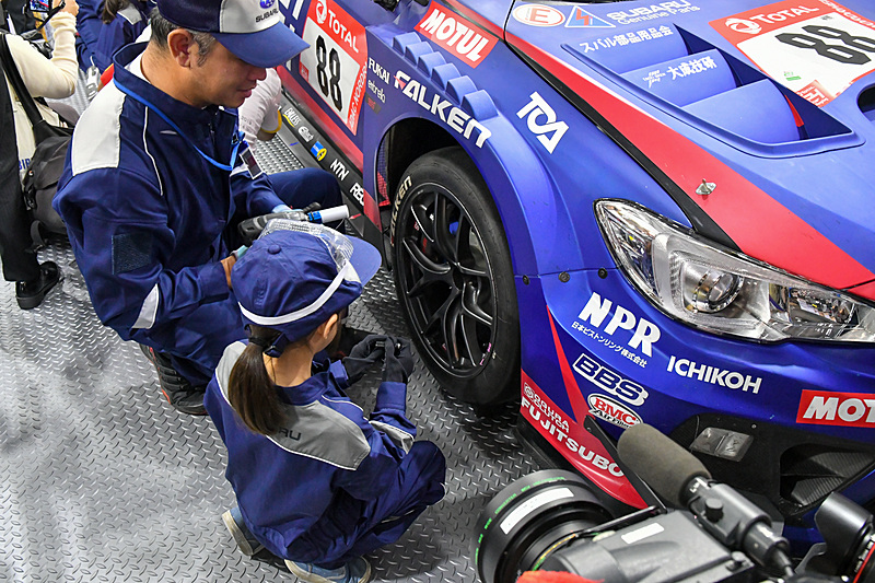 まずは、ホイールナットを取り付け、締め込んでいく