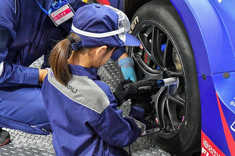 インパクトレンチで締め付けをする