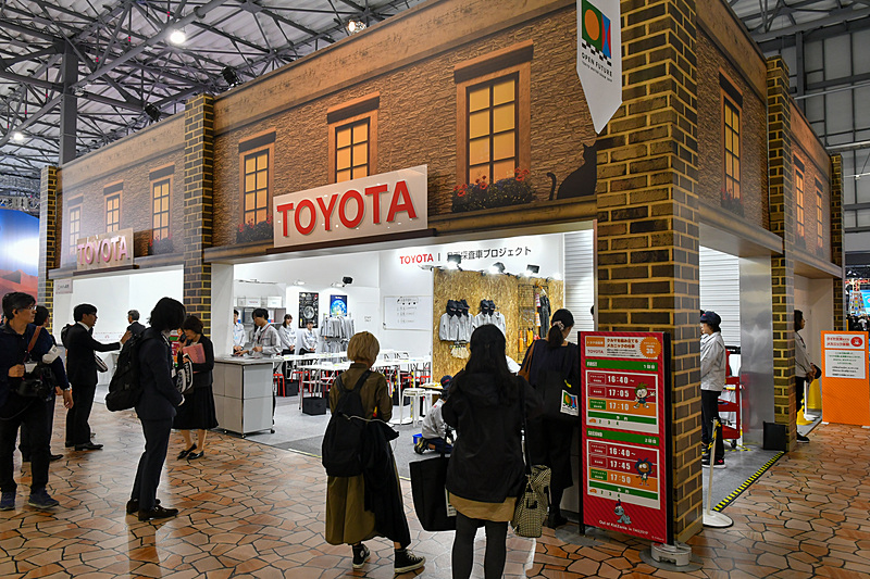複数のアクティビティがある大きなトヨタのブース