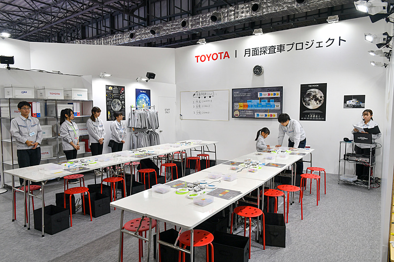 月面探査車のプログラミングを体験するエリア