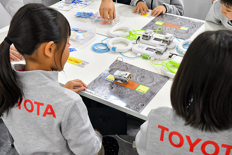 ミニチュアをスタート位置に置くと自動運転がスタート