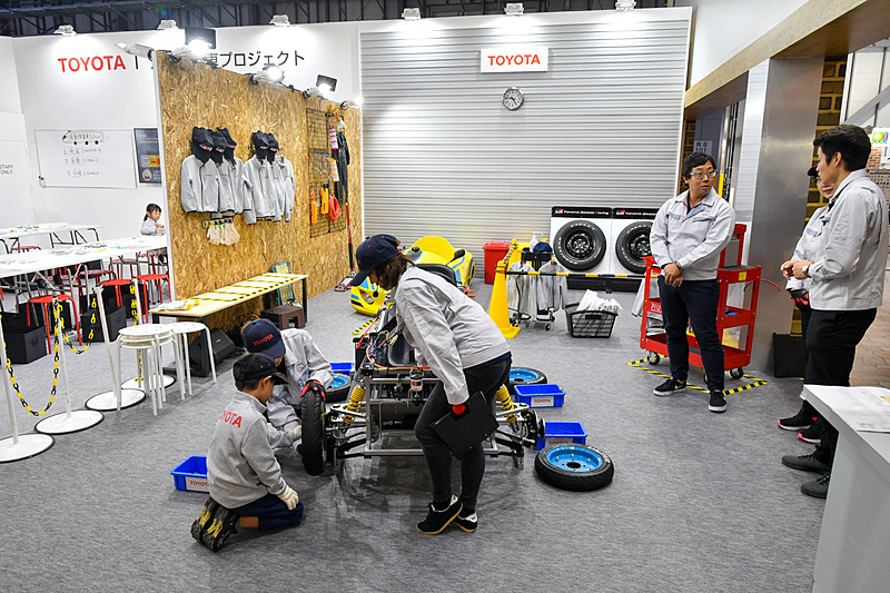 教育用に作られた小さなクルマを使ってメンテナンス体験をする