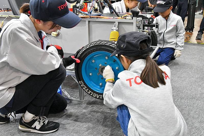 ホイールの取り付けを体験