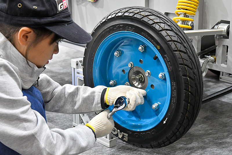 ラチェットレンチの使い方も教えてもらう