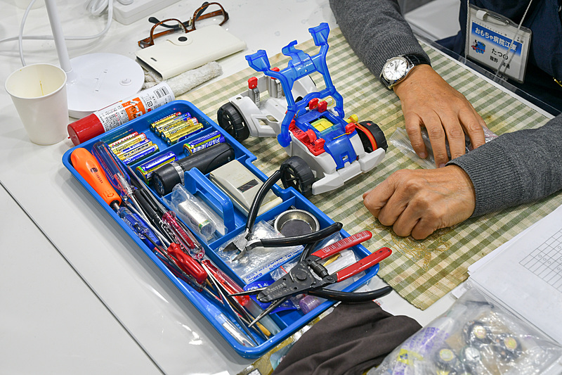 工具や用品などもそろえて壊れたおもちゃを待つ