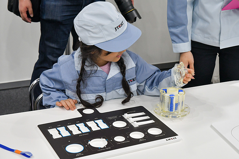 トルセンLSDを分解し、部品をボードにはめていく