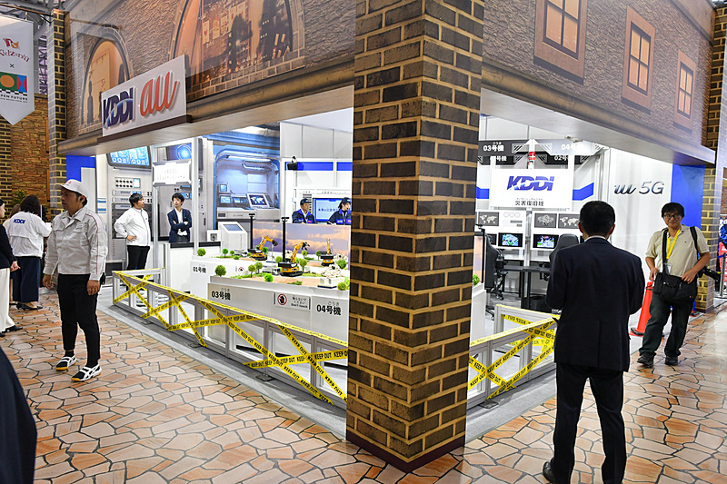 遠隔操作オペレーター体験ができるKDDIブース