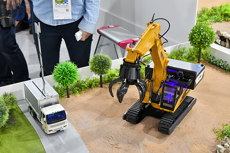 重機にもカメラが設置され、現場の様子としてオペレーターに送られる