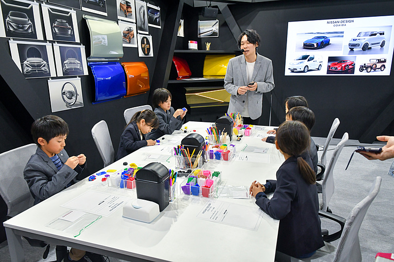 最初に先輩社員からカーデザイナーの仕事について説明を受ける