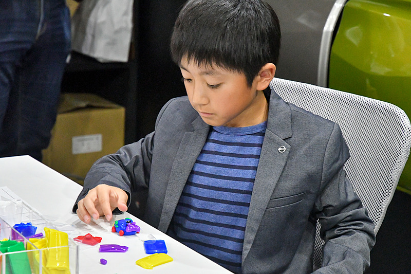 ねんどを使って自分なりのコンセプトカーを作っていく