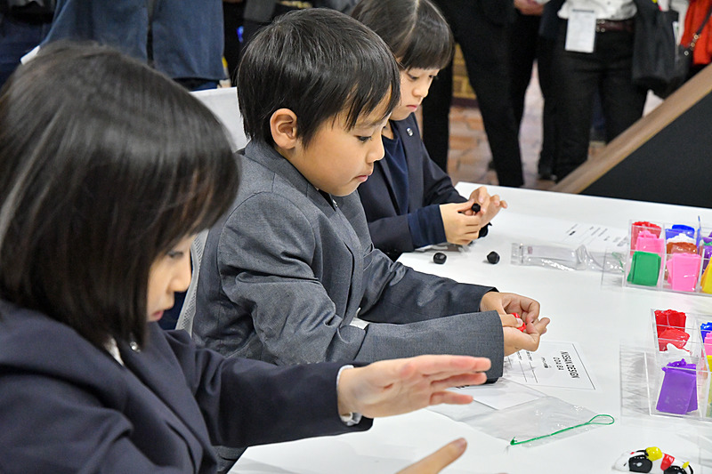 さまざまな色を組み合わせてカラフルなクルマを作る