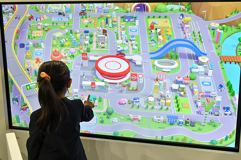 タッチパネル式になっており、触れるとイベントが発生する