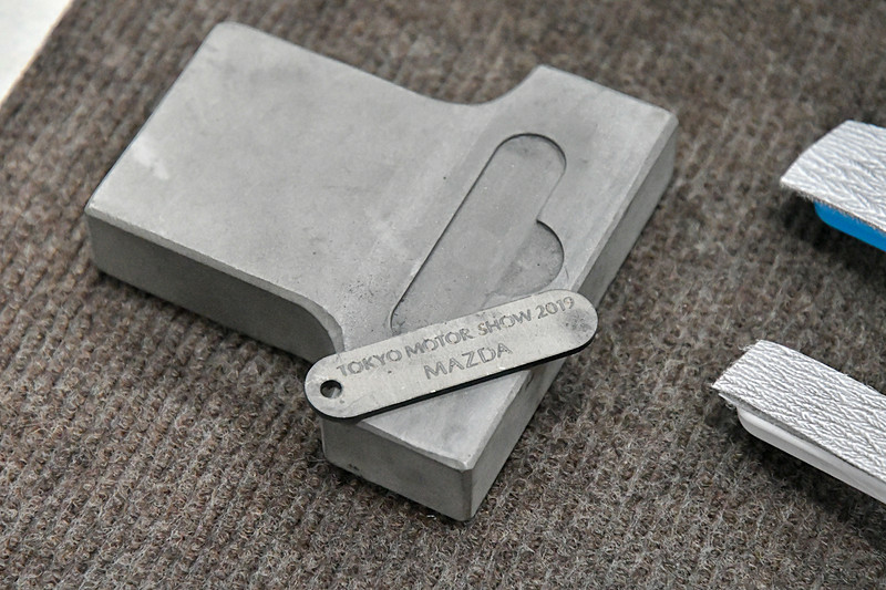 文字のない裏側を磨く。終了後はそのまま記念品になる