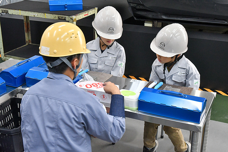 最初に金型磨きについての説明を受ける