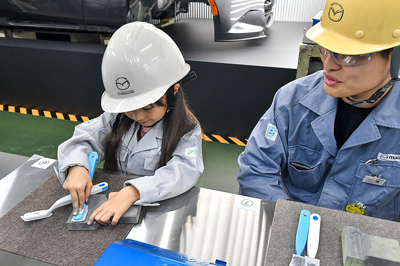 コツなどを教えてもらいながら体験が進む