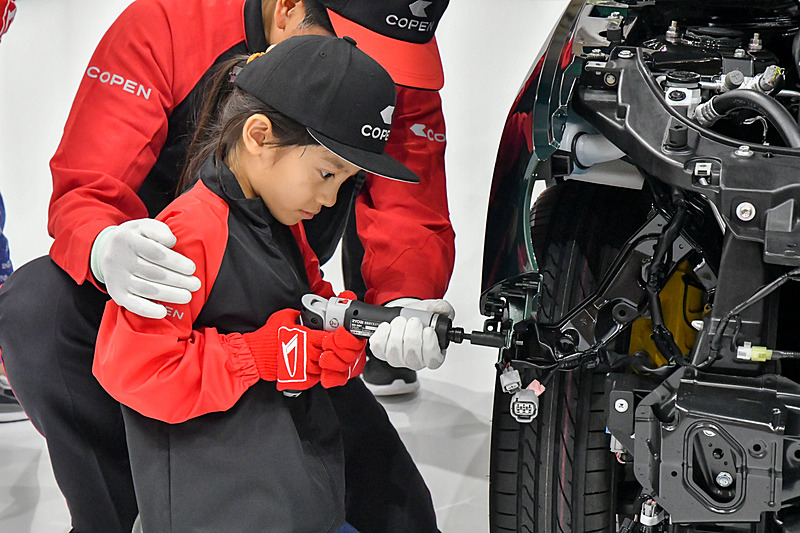 本物のクルマを使い、部品の組み付けを体験する