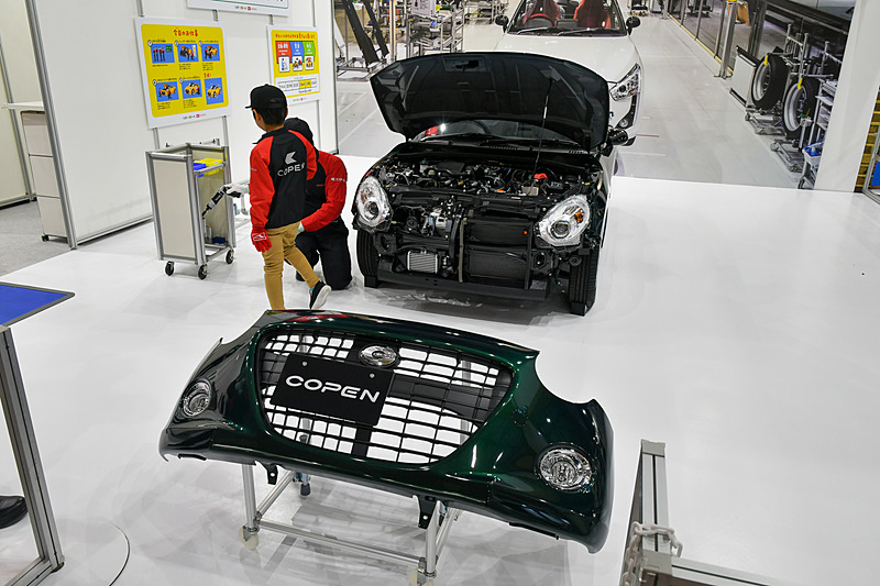 本物のクルマを使い、部品の組み付けを体験する