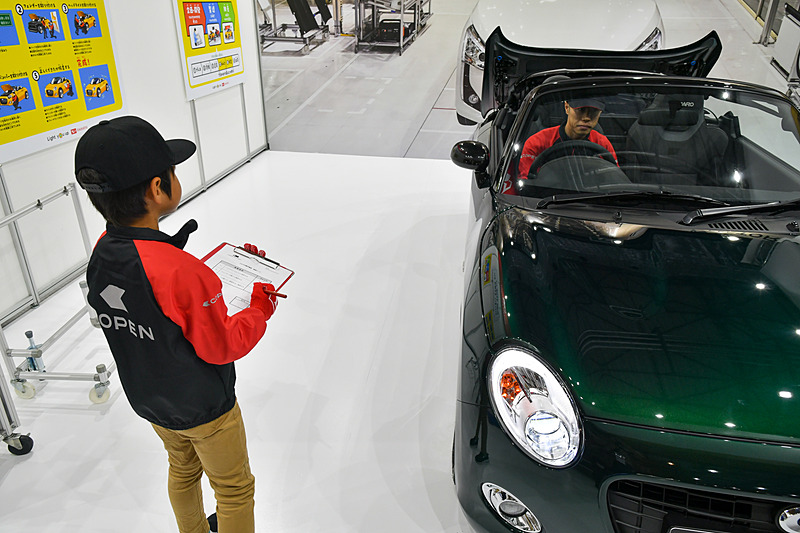 ベッドライト、ウインカー、ルーフの動きをチェック