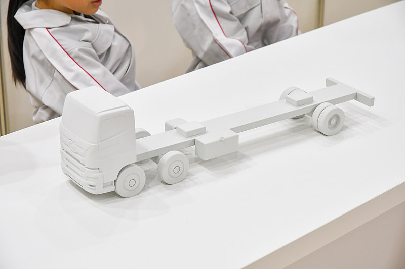 模型のパーツを組み合わせて車体を作っていく