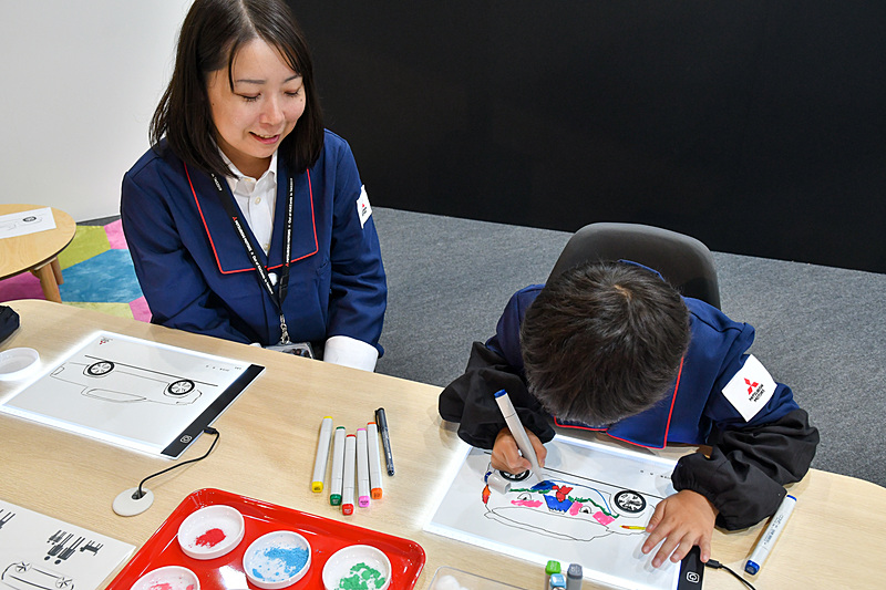 デザイナー御用達の画材を自由に使ってスケッチしていく