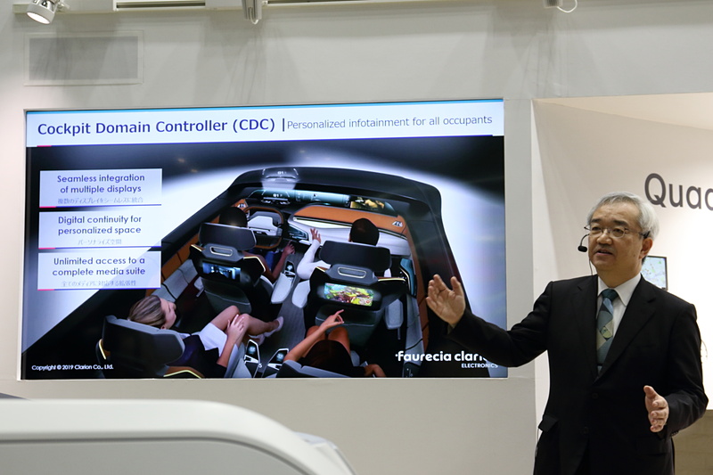 フォルシアクラリオンエレクトロニクス（FCE）、クラリオン株式会社の取締役社長である川端敦氏によるプレスブリーフィングが10月24日11時45分にスタート。フォルシア、クラリオン両社の説明、クラリオンの今後の展望を語った。ブースは向かって右側にフォルシアの製品を、中央付近から左側がクラリオンの製品と、両社の“強み”をもれなく展示する