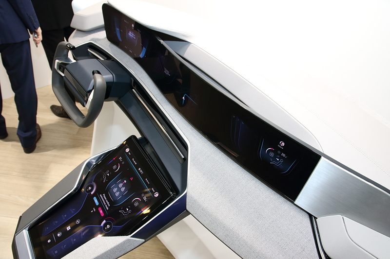 大型のディスプレイを配したインテリアを提案。音声認識、カメラなどのセンサーにより“個人”に最適化した空間としている点も特徴だ。フォルシアの技術である曲面ディスプレイも展示していて、来場者の関心も高かったようだ